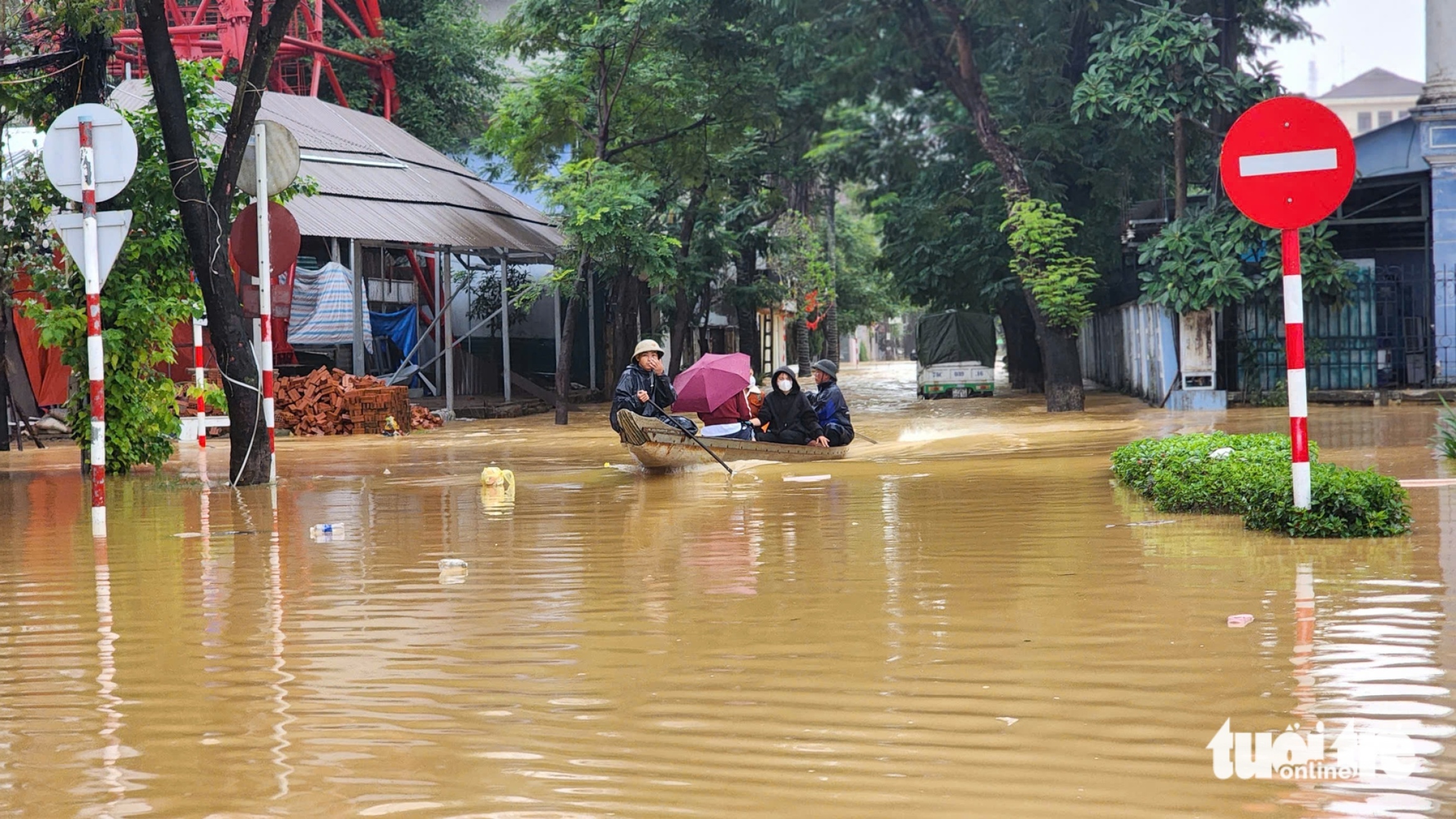 10月28日上午洪水:Thu Bồn河、Vu Gia河洪水缓慢下降,许多地区仍深陷淹没